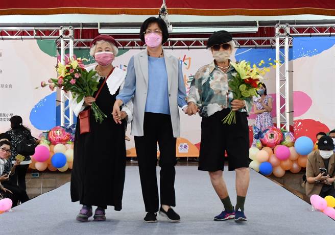 彰化縣長王惠美和長輩們一起登台走秀，推廣「我愛我的老樣子」，最高齡90歲的鄭秀霞（右）活力十足。（吳敏菁攝）