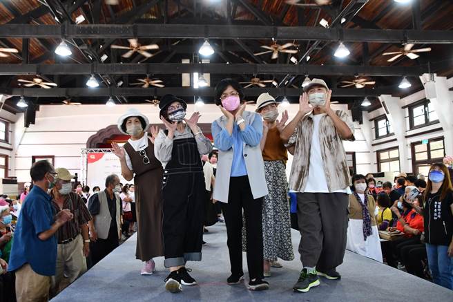 彰化縣政府和弘道老人基金會攜手推廣「我愛我的老樣子」高齡穿搭走秀活動，還有老中青三代齊聚一堂。（吳敏菁攝）