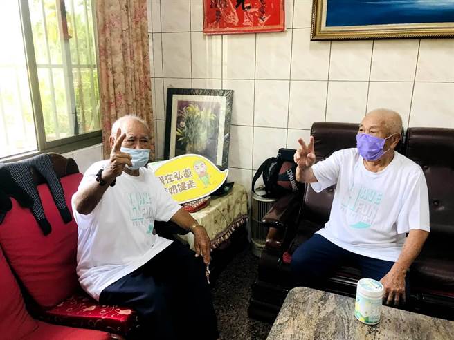 今年银髮族最期待的「弘道爷奶Color Walk」屏东场，由全勤奖97岁陈先贤爷爷（左）担任活动大使。右为陈爷爷的好友，黄清风爷爷。（谢佳潾摄）