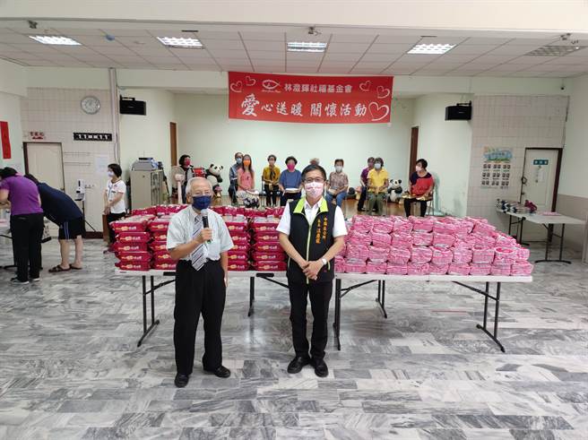 林澄辉社福基金会提供物资给社区长辈，台南市中西区区长汪庆龙（右）到场感谢基金会捐助弱势。（程炳璋摄）