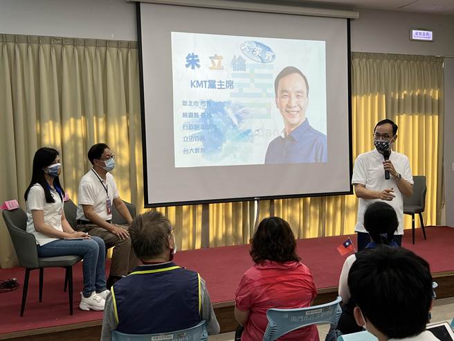国民党主席朱立伦周末连续2天和党籍桃园市长参选人张善政合体跑行程。(蔡依珍摄)