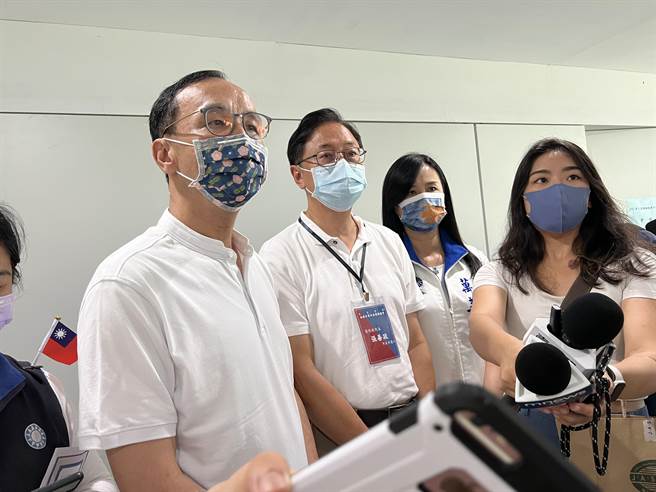 国民党主席朱立伦周末连续2天和党籍桃园市长参选人张善政合体跑行程。(蔡依珍摄)