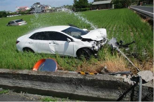 2辆轿车相撞后失控双双甩入农田里，所幸2人无生命危险。（宜兰县警察局三星分局提供／吴佩蓉宜兰传真）