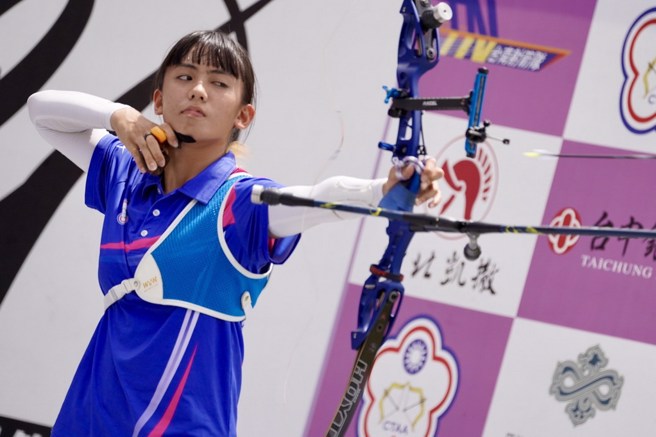 协会青年队林佩欣全神贯注的神情。(中华企业射箭联赛提供)