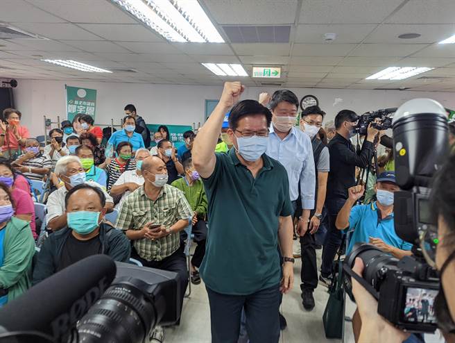 民进党新北市长参选人林佳龙今(21)日前往淡水，参加由新北市议员郑宇恩所举办的「新北大翻新，议员逗阵拚」议员座谈会。(黄敬文摄)