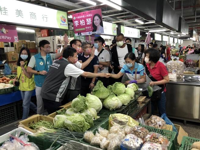 桃園市長鄭文燦21日到新永和市場欣賞回顧展，並宣布為期1個月的「桃園好市採購月」起跑。（蔡依珍攝）