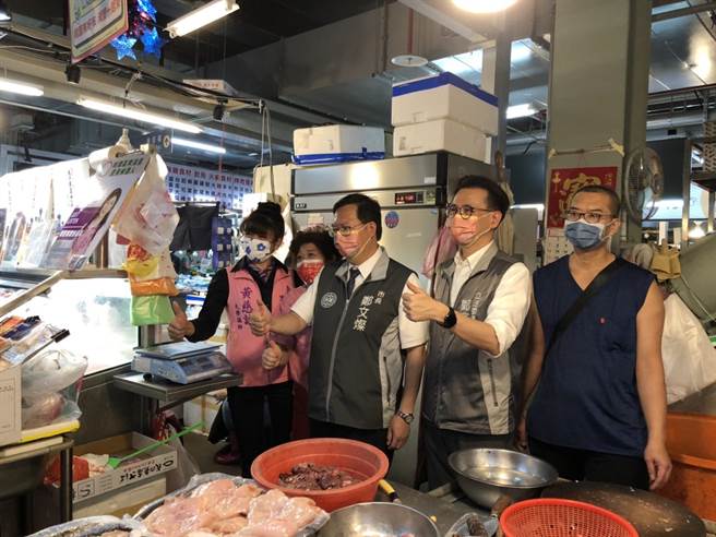 桃園市長鄭文燦21日到新永和市場欣賞回顧展，並宣布為期1個月的「桃園好市採購月」起跑。（蔡依珍攝）
