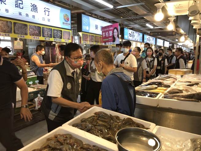 桃園市長鄭文燦21日到新永和市場欣賞回顧展，並宣布為期1個月的「桃園好市採購月」起跑。（蔡依珍攝）