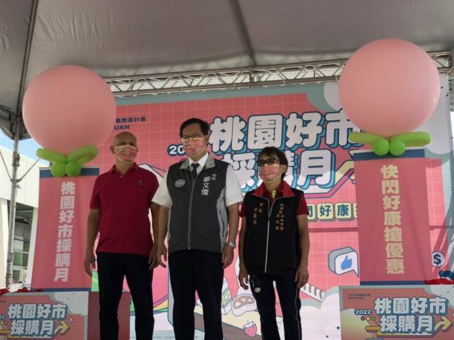 桃園市長鄭文燦21日到新永和市場欣賞回顧展，並宣布為期1個月的「桃園好市採購月」起跑。（蔡依珍攝）