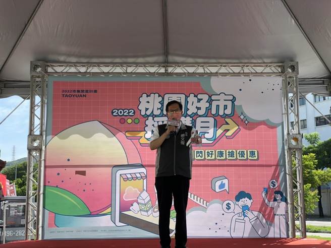 桃園市長鄭文燦21日到新永和市場欣賞回顧展，並宣布為期1個月的「桃園好市採購月」起跑。（蔡依珍攝）