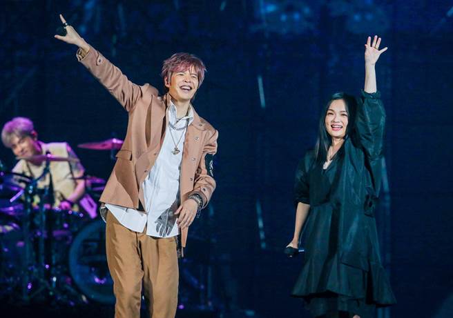 阿璞（左）今與徐佳瑩同台飆歌。（粘耿豪攝）