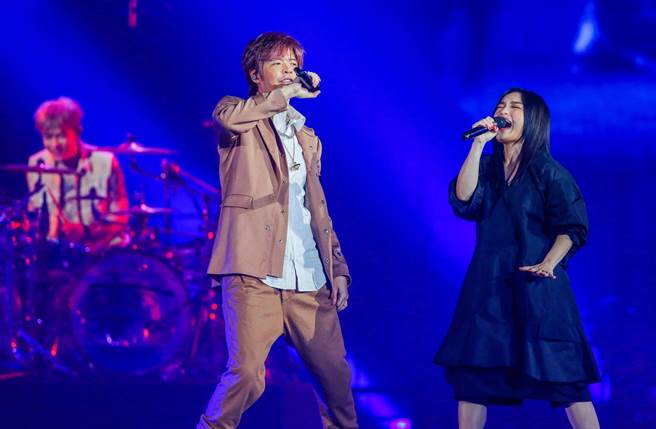 阿璞（左）今與徐佳瑩同台飆歌。（粘耿豪攝）