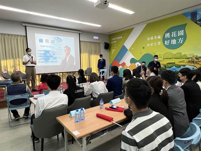 国民党桃园市长参选人张善政21日出席「第四届模拟桃园市议会」活动，与在座的年轻朋友分享桃园的三个愿景。(蔡依珍摄)