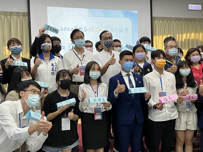 国民党桃园市长参选人张善政21日出席「第四届模拟桃园市议会」活动，与在座的年轻朋友分享桃园的三个愿景。(蔡依珍摄)