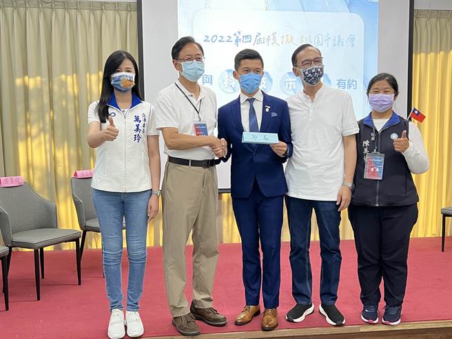 国民党桃园市长参选人张善政21日出席「第四届模拟桃园市议会」活动，与在座的年轻朋友分享桃园的三个愿景。(蔡依珍摄)