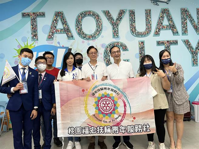 国民党桃园市长参选人张善政21日出席「第四届模拟桃园市议会」活动，与在座的年轻朋友分享桃园的三个愿景。(蔡依珍摄)