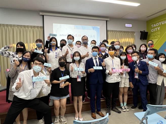 国民党桃园市长参选人张善政21日出席「第四届模拟桃园市议会」活动，与在座的年轻朋友分享桃园的三个愿景。(蔡依珍摄)
