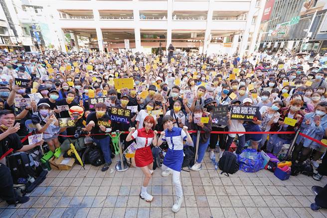 魏嘉莹（右）和温妮今在西门町举办庆功签唱会。（相映国际提供）