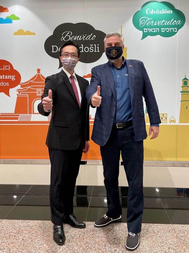 外交部北美司司长徐佑典（图左）代表外交部于机场欢迎美国印第安纳州州长侯康安（Eric Holcomb)（图右）率团访台。(外交部提供)