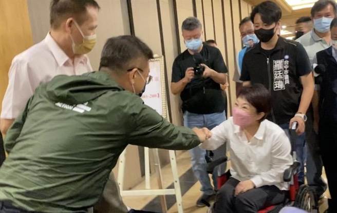 台中市长卢秀燕（右）与台中市长参选人蔡其昌（左）21日在大台中中医师公会会员大会碰面并碰拳致意。（张亦惠摄）