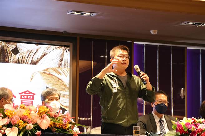 台中市长参选人蔡其昌21日参加大台中中医师公会会员大会，原先30分钟的演讲改为10分钟致词。（张亦惠摄）