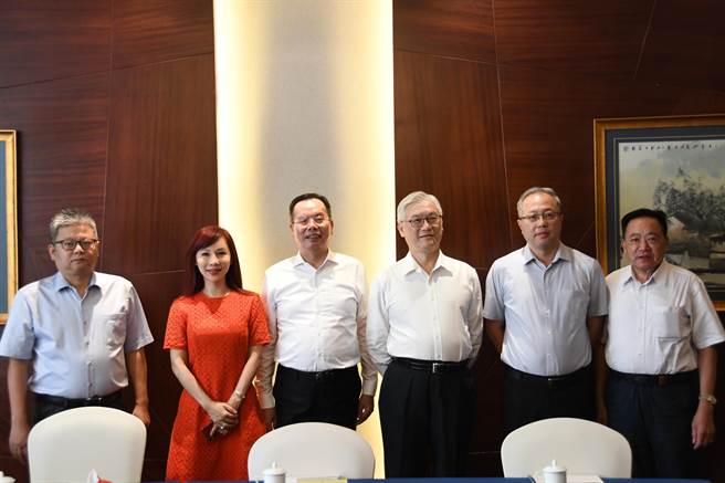 中国国民党副主席夏立言（右三）今与台商座谈。（厦门台商提供）