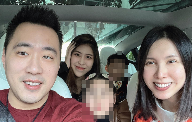 余祥铨（左一）护送姐姐余苑绮（右一）的遗体到殡仪馆。（图／余祥铨facebook）