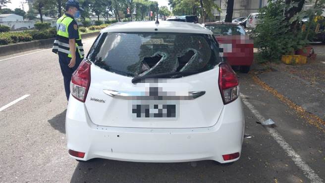 男子追车、挡车，车子却惨遭前车殴打。（民眾提供／张亦惠台中传真）
