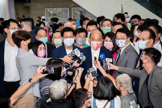 民进党新北市长候选人林佳龙21日跑行程时，听闻余苑绮病逝消息，马上打给立委余天。(林佳龙竞选办公室提供)