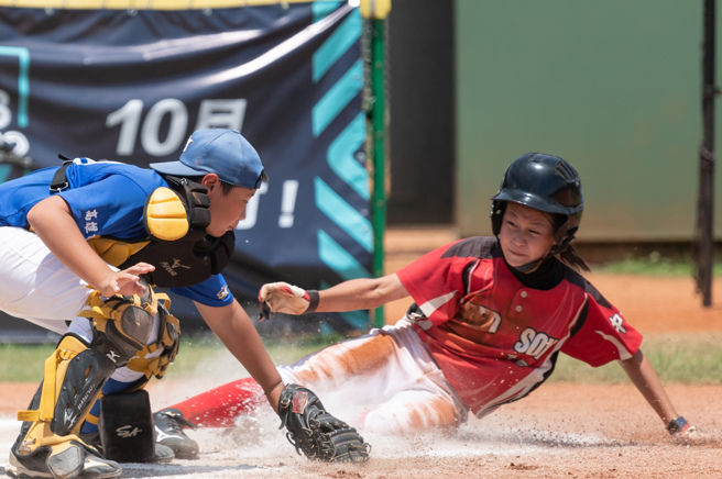 中大红袜廖予侨（右）跑回本垒攻下分数。（台湾世界少棒联盟提供）