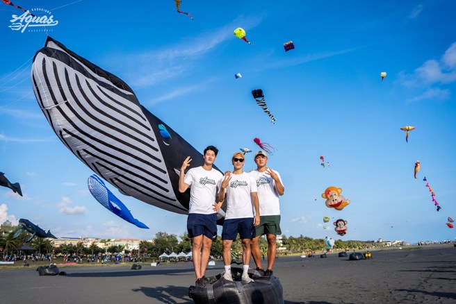 吴怡斌(左)、余纯安(中)与勤明庆一同参与旗津风筝节。(高雄全家海神提供)