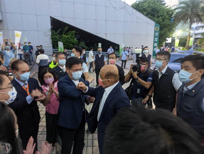 林口交流道流标多次，民进党新北市长参选人林佳龙20日称自己向交通部争取预算追加10亿元，蓝营质疑收割政绩、中央涉嫌做球给特定候选人。(黄敬文摄)