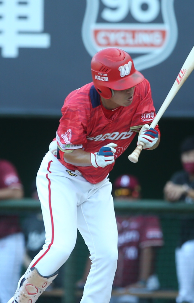 味全龙陈品捷首打席挨球吻。（陈怡诚摄）