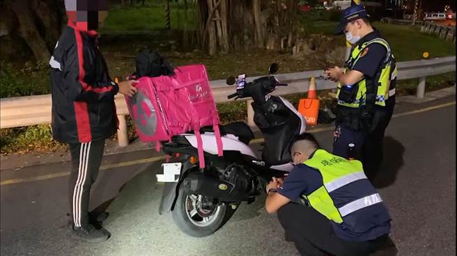 淡水警分局近期在淡水区新市镇的联外道路及台2线路段，结合新北市政府环保局进行联合稽查，针对改装噪音车辆及变更车体部分实施拦检。(淡水警分局提供)