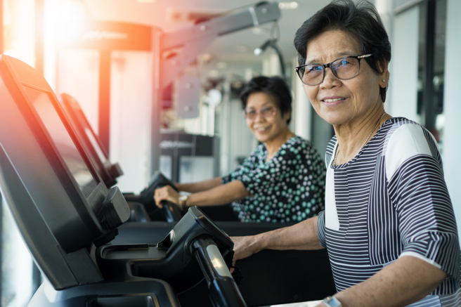 網友遇到某位年約50多歲的女鄰居，該女鄰居上前搭訕，運動時一直盯著他，還偷咬嘴唇，之後邀他到家中吃飯，讓該網友崩潰不知怎麼應對。（示意圖，達志影像/shutterstock）