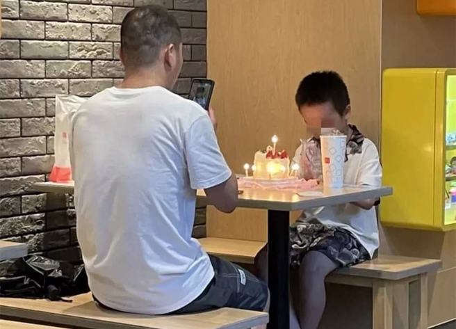 一对父子在麦当劳庆生的照片，挨酸太寒酸，引起网友热议。（图／翻摄脸书粉专「经典语录」）