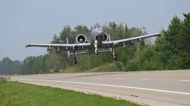 一名乌克兰陆军军官着迷A-10攻击机的对地打击实力，积极训练一批飞行员来操作A-10。只要美国同意提供，飞行员就能立即上手。(图/美国空军)