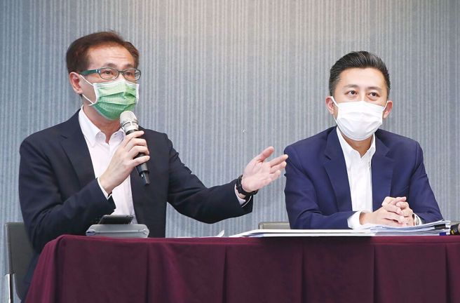 郑运鹏(左)说：「到最后一刻林智坚(右)退选当天早上，我仍反对他退选！」（资料照片）