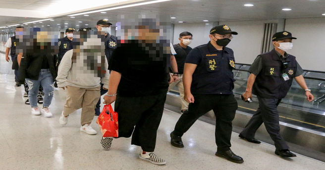 21日晚间有5名国人泰国返台。警方表示，这5名年轻人因家长希望他们立刻回到台湾，便与不法集团谈判，最后这五位年轻人的家长决定付出赎金让孩子回到台湾。（陈麒全摄）