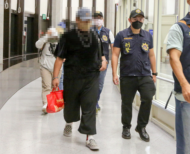 21日晚间有5名国人泰国返台。警方表示，这5名年轻人因家长希望他们立刻回到台湾，便与不法集团谈判，最后这五位年轻人的家长决定付出赎金让孩子回到台湾。（陈麒全摄）