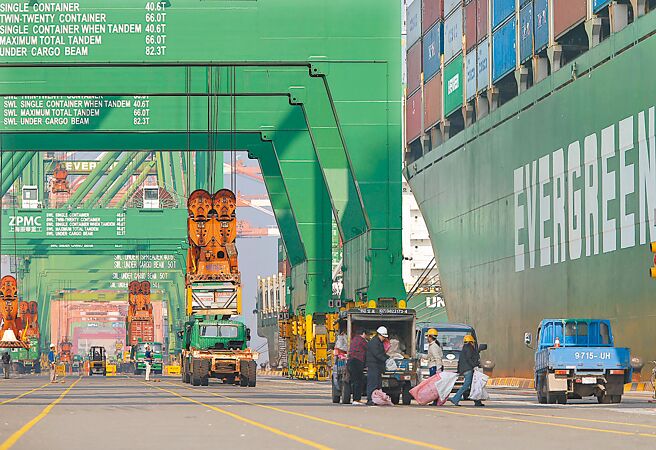 7月景气再拚绿灯，惟大陆经济隐忧须密切关注。图／本报资料照片