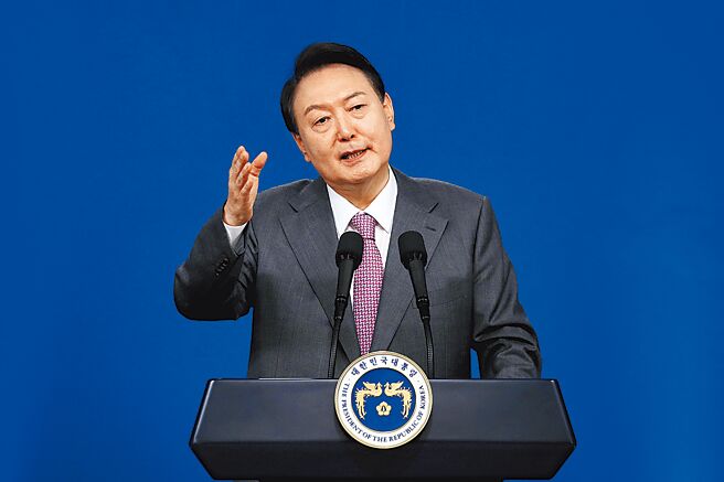 蔡英文只為報答台大的恩師，不管陳時中是牙醫或懂不懂疫苗，就強力安排「大官」職位。如果，此事在南韓發生，南韓人民早就包圍尹錫悅辦公室示威。（圖／美聯社）