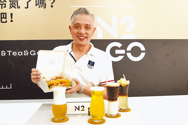 将饮品产品差异化、掳获一大票忠实粉丝支持推荐的「绝对冷氮」氮气饮品专卖所负责人苏达人。图／许俊扬