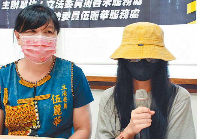 立委伍丽华(左)接受许多原乡部落陈情，盼政府能抢救这群赴柬埔寨打工的族人。（本报资料照片）