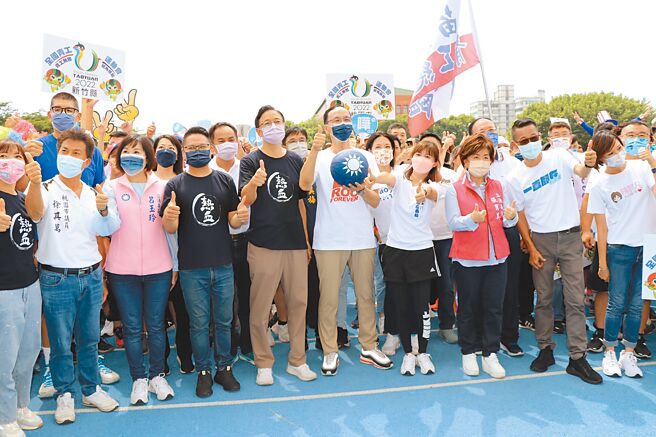 国民党主席朱立伦（右五）与国民党桃园市长参选人张善政（右六）20日首度在桃园合体，他信心十足地表示，相信大家都能看到张的努力，不愿再让民进党一党专政的民眾，一定会集中选票支持国民党。（蔡明亘摄）