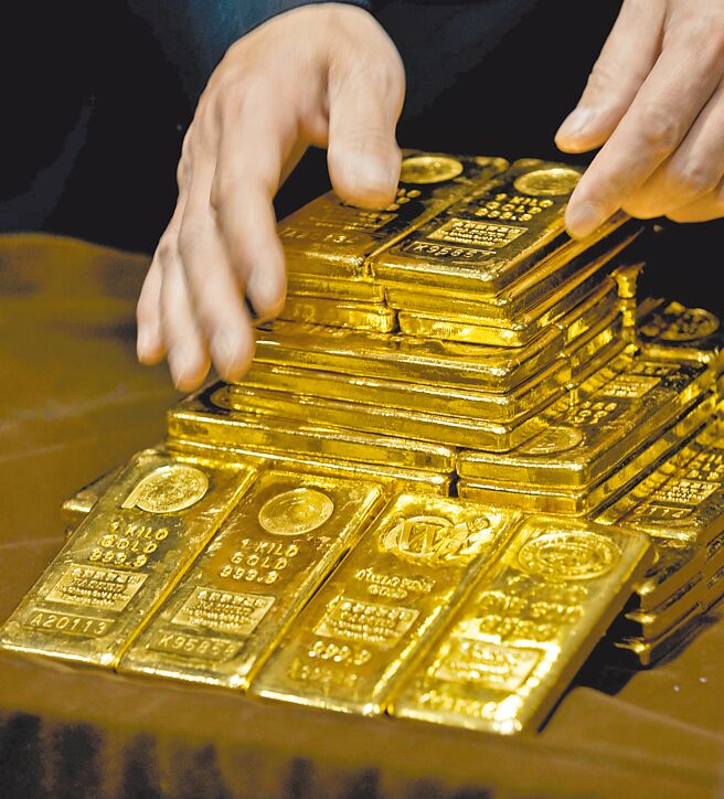 近日因美国联准会（Fed）多位官员的鹰派言论，再度拉升美元，迫使金价走弱，目前价位在1750美元左右。（美联社）