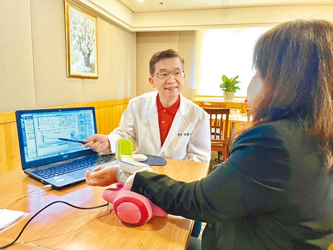 精神科医师杨聪财说，负面情绪就像「压力石」挤压在脑中，可能演变成广泛性焦虑症。（杨聪财提供）