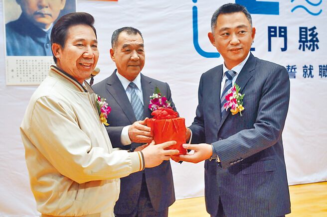 金门县长大选暗潮汹涌，现任县长杨镇浯（右）与卷土重来的陈福海（左）将再战一决高下。（本报资料照片）