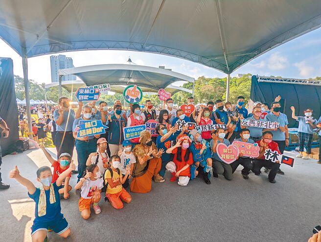 林口區公所20日舉行一年一度的親子健行活動，新北市長侯友宜也到現場與民眾一起參與活動。（黃敬文攝）