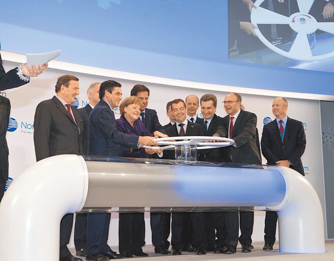 图为2011年11月8日，俄罗斯连接西欧的「北溪」天然气管道在德国开通。法国总理菲永、德国总理梅克尔、荷兰首相吕特、俄罗斯总统梅德韦杰夫等在德国卢布明共同启动「北溪」天然气管道。（新华社）